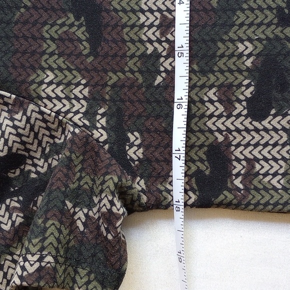 LuLaRoe Christy T-shirt S Camouflage  50off3 - Picture 5 of 5